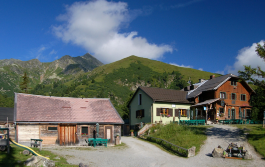 Die Edelrautehütte im Sommer vor den Rottenmanner Tauern
